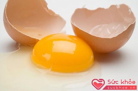 Trứng gà khi chưa nấu chín kỹ như trứng chần, trứng tráng sơ qua thì cơ thể rất khó hấp thu protein