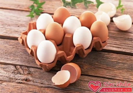 Không nên ăn trứng gà sống hay hòa tan trứng sống trong cháo nóng, ăn nóng mà nên luộc hoặc nấu chín để phòng nhiễm khuẩn
