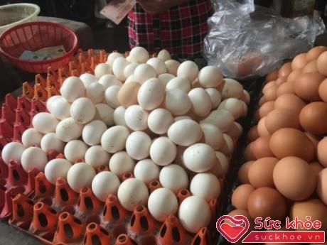 Trứng gà Ai Cập quả thường rất đều nhau, giá rẻ chỉ khoảng duới 3.500 đồng/quả