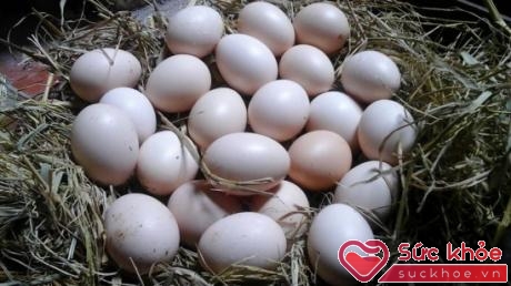 Trứng gà ta xịn thường có màu trắng hồng, giá bán tại chợ 5.000-6.000 đồng/quả