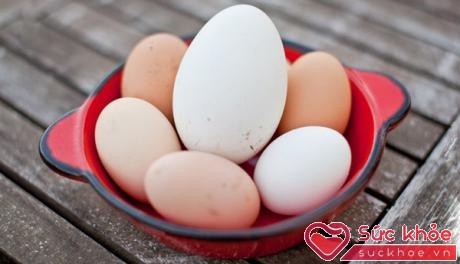 Trứng ngỗng có nhiều cholesterol và giàu lipid là những chất không có lợi cho sức khoẻ phụ nữ có thai.