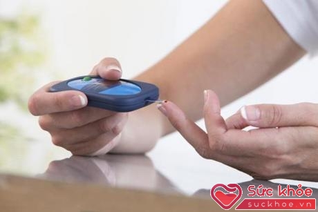 Kiểm tra đường huyết thường xuyên để điều chỉnh lối sống cho phù hợp