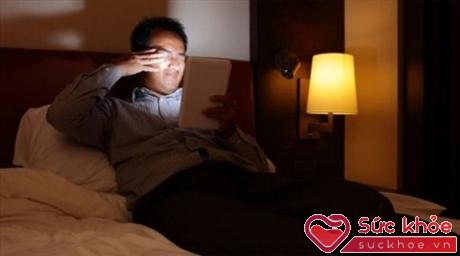 Sử dụng các thiết bị điện tử liên tục trước khi ngủ là nguyên nhân khiến lượng đường trong máu tăng cao.