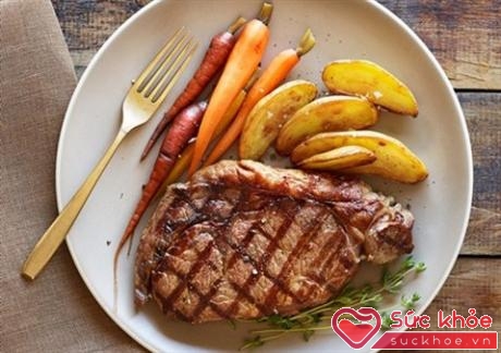 Tăng cường thêm cho thưc đơn bữa tối một phần thịt nạc, giảm bớt tinh bột để vừa giúp giảm cân vừa giúp ngủ ngon