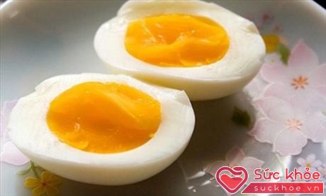 Lòng đỏ trứng rất giàu chất béo tốt và cần thiết cho cơ thể (ảnh minh họa: Internet)