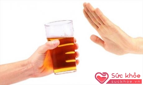 Uống rượu với nước tăng lực khiến người uống mất cảm giác say (Ảnh: ameerrosic.com)