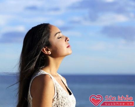 Hít vào và thở ra thật nhẹ giúp cải thiện hoạt động của đường hô hấp và khuyến khích thở bằng mũi khi ngủ