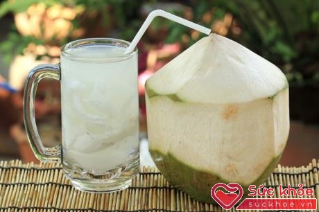 Nước dừa là loại nước giải khát được nhiều người rất yêu thích vào mùa hè. Ảnh: Rachelswellness