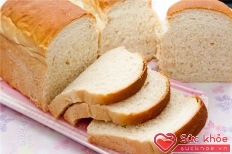 Người bệnh tiểu đường cần hạn chế thực phẩm chứa carbohydrate tinh chế như bánh mỳ trắng.