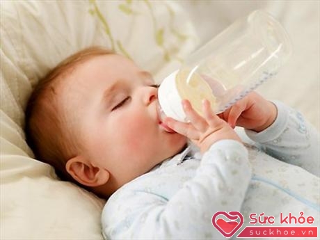 Không nên cho trẻ ngậm bình sữa khi ngủ để phòng sâu răng