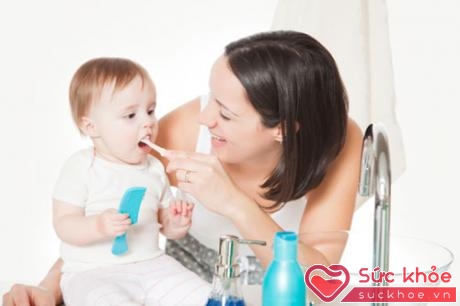 Cần chăm sóc răng miệng cho trẻ ngay cả khi bé chưa mọc đủ răng.