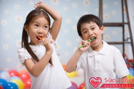  Tạo thói quen đánh răng hàng ngày cho trẻ để phòng chống sâu răng, viêm lợi.