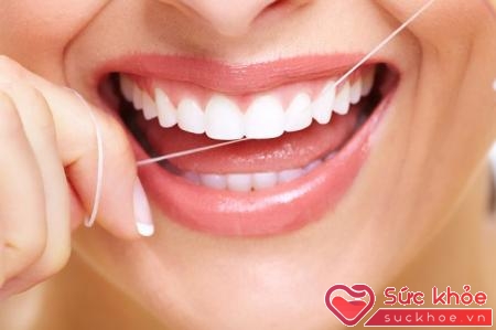 Đánh răng ít nhất 2 lần/ ngày, sử dụng chỉ nha khoa và nước súc miệng sẽ giúp bạn ngăn ngừa sâu răng.