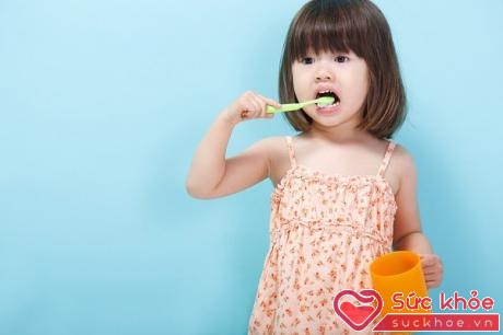 Thời điểm bé cần đánh răng là sau khi ăn chứ không phải ngay khi vừa ngủ dậy như nhiều người thường lầm tưởng. (Ảnh minh họa)