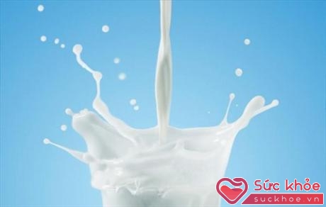 Bị sỏi thận không cần kiêng sữa giàu canxi