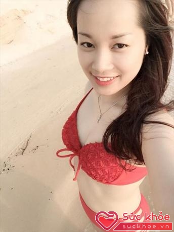 Sau khi lần sinh, Minh Hương vẫn sở hữu vóc dáng thon gọn, làn da săn chắc, mịn màng. Cô tự tin diện bikini trong những chuyến nghỉ dưỡng cùng gia 