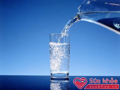 Uống nhiều nước để tránh sỏi thận.