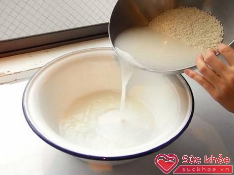 Trong nước vo gạo có rất nhiều loại vitamin và khoáng chất có tác dụng như chất làm đẹp da, chống lão hóa, tốt cho hệ tiêu hóa…