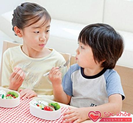 Nên tập cho trẻ thói quen ăn nhiều rau quả ngay từ nhỏ