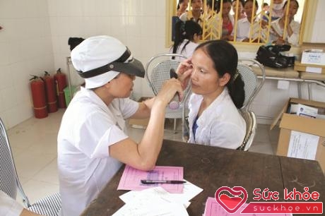 Để có biện pháp điều trị khô mắt thích hợp nhất, ta nên đến khám tại chuyên khoa mắt để được bác sĩ tư vấn trực tiếp