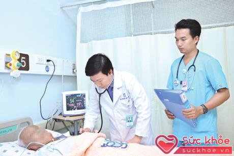 BS. Nguyễn Viết Hậu đang thăm khám cho bệnh nhân