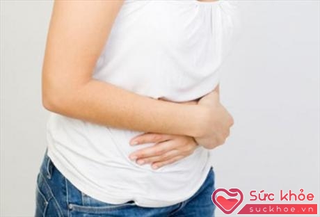 Triệu chứng nổi bật của hội chứng là những đợt táo bón xen lẫn với tiêu chảy, đau bụng