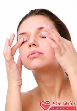 Miết và vuốt vùng mắt có tác dụng giảm căng thẳng.