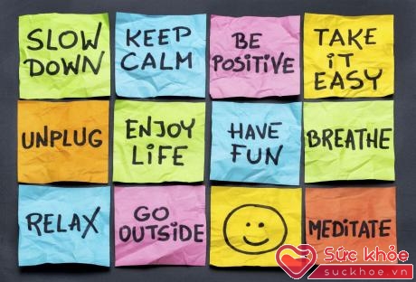 Cách cách hay để giảm stress, bình ổn huyết áp gồm có luôn giữ bình tĩnh, suy nghĩ tích cực, tận hưởng cuộc sống, vui vẻ, hít thở sâu, thư giãn, thường xuyên đi chơi với bạn bè và ngồi thiền