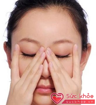 Miết và vuốt vùng mắt có tác dụng giảm căng thẳng.