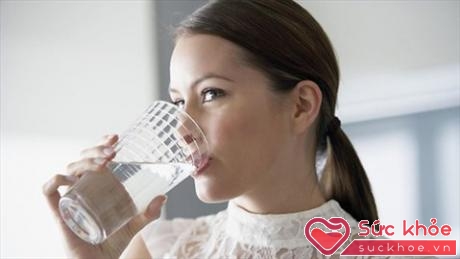 Các mẹ nên uống nhiều nước để hồi phục làn da (Ảnh: Internet)