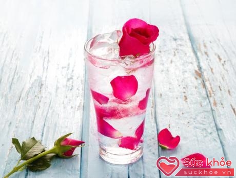 Uống nước hoa hồng sẽ giúp bạn ngăn ngừa nếp nhăn