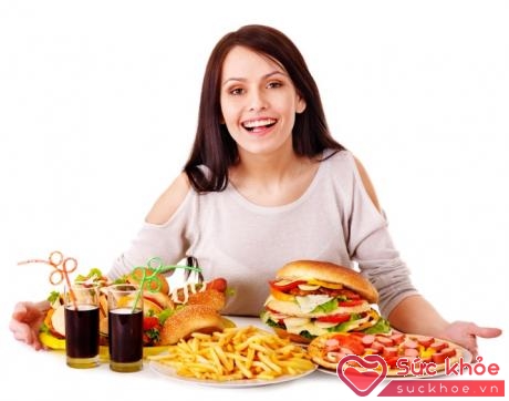 Thức ăn quá mặn hoặc thức ăn nhanh có thể là nguyên nhân gây chóng mặt (Ảnh minh họa)