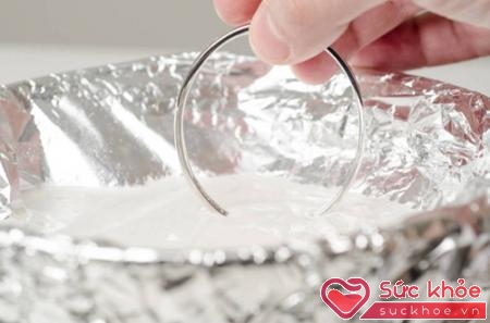 Nếu có đồ trang sức bằng bạc, bạn chỉ cần ngâm nó với hỗn hợp được lấy từ chính nhà bếp của mình là món đồ trở nên sáng bóng.