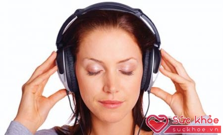 Dùng tai nghe đúng cách để bảo vệ thính lực (Ảnh minh họa: Internet)