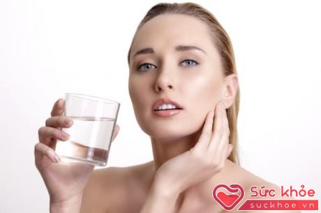 Uống đủ 2 lít nước mỗi ngày để ngăn chặn cơn chóng mặt do mất nước