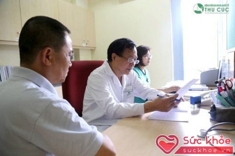 PGS.,TS.,Thầy thuốc nhân dân Nguyễn Văn Quýnh được nhiều bệnh nhân máu nhiễm mỡ tin tưởng tìm đến khám và điều trị.