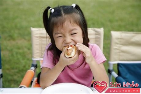 Có những loại thức ăn bố mẹ cần đặc biệt để ý khi cho con ăn tránh tai nạn mắc nghẹn 