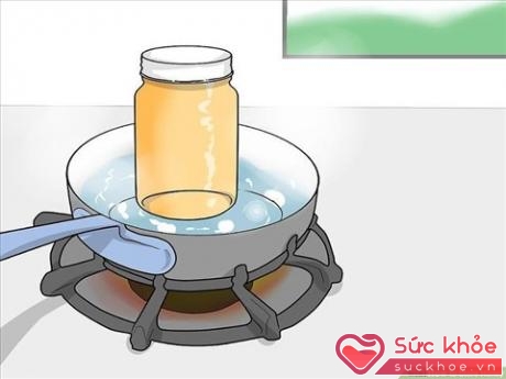 Mật ong khi bị kết tinh có thể đun nóng chúng để trở lại trạng thái bình thường. Ảnh: Wikihow.