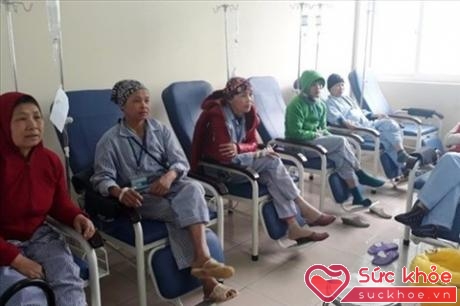 Bệnh nhân ung thư xạ trị tại BV K Tân Triều (Ảnh: Thùy Linh/Báo Lao Động)