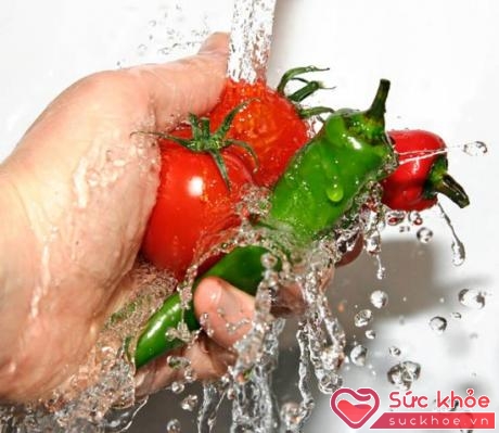 Rửa rau củ sạch để tránh bị ngộ độc thực phẩm