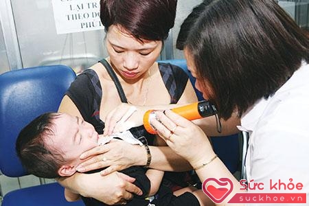 Khi trẻ có dấu hiệu viêm họng cần đưa trẻ đi khám để được điều trị đúng
