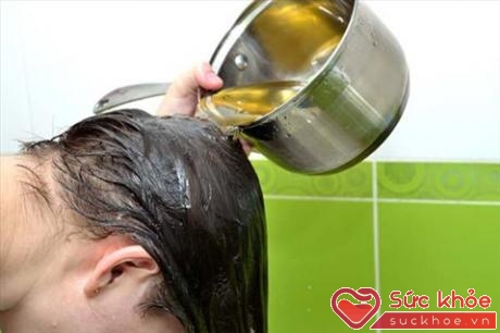 Đun sôi hỗn hợp lá chanh, lá bưởi và hương nhu, lấy nước này gội đầu sẽ giúp tóc bóng mượt.