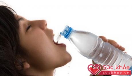 Uống nước lạnh quá nhiều có thể gây viêm họng trong mùa hè