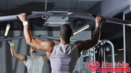 Đây là bài tập rất phổ biến trong các phòng gym, với kết hợp giữa cơ ngực, bụng và khủyu tay.