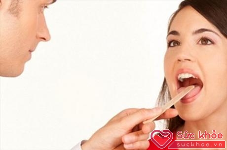 Ung thư lưỡi dễ nhầm với nhiệt miệng nên cần đi khám bác sĩ để chẩn đoán bệnh đúng