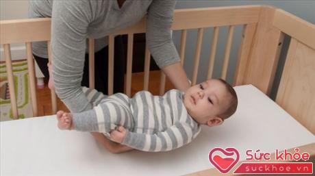 Nằm ngửa mới là tư thế ngủ được các chuyên gia khuyến khích bởi khả năng hạn chế tốt nhất nguy cơ đột tử khi ngủ ở trẻ sơ sinh (Ảnh minh họa).