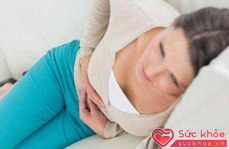 U nang buồng trứng gây đau vùng chậu, đau âm ỉ ở phần lưng dưới và đùi, đau trong khi quan hệ tình dục