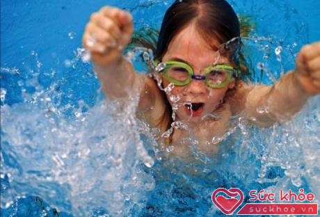 Nên đeo kính bơi khi bơi lội để tránh bệnh về mắt.