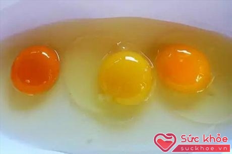 Mỗi quả trứng gà sẽ có lòng đỏ đậm nhạt khác nhau (Ảnh: Internet)