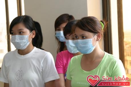 Khi nghi ngờ mắc cúm cần đeo khẩu trang để tránh lây lan cho người khác.